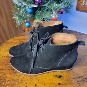 Susina Reed women size 7.5 med  suede wedge booties-black